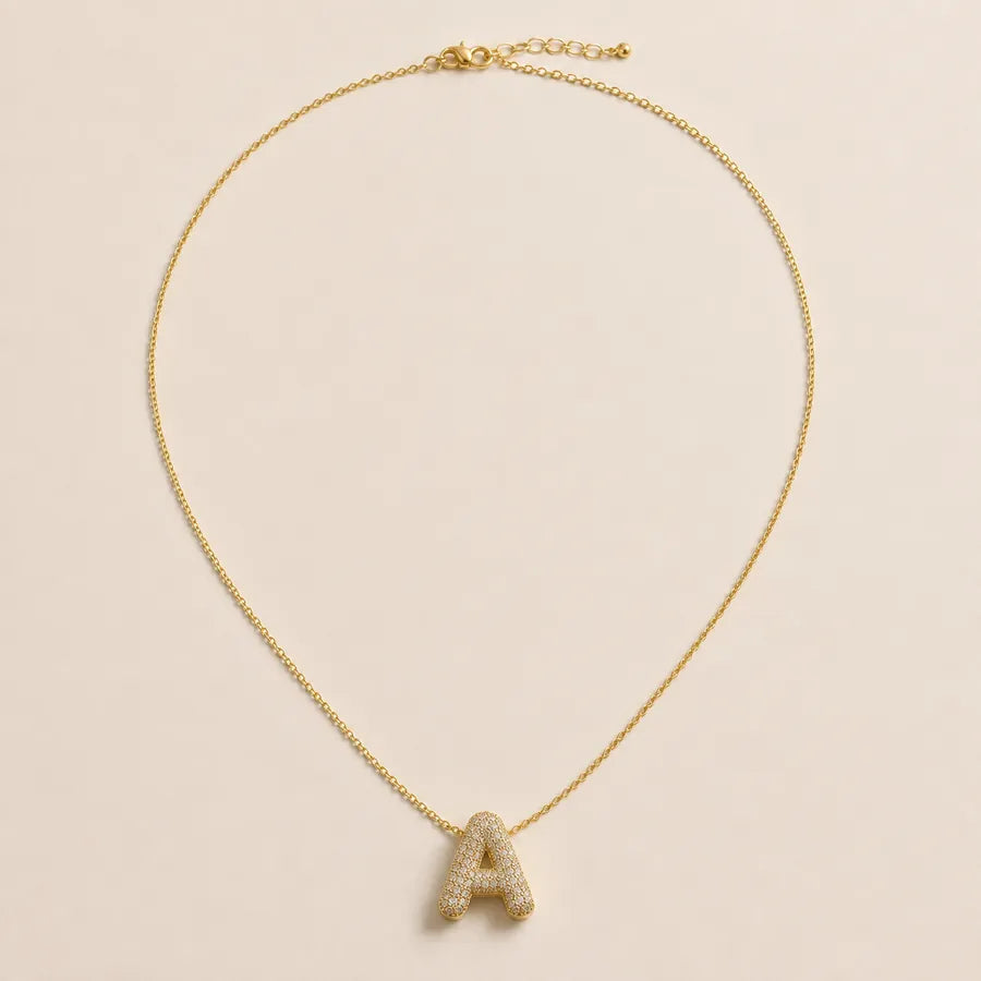 Collier initiale A, chaîne fine dorée et pendentif pavé