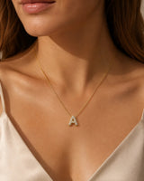 Collier initiale A porté, soie ivoire