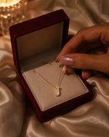 Le collier initiale dans son écrin, prêt à offrir