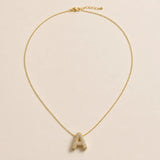 Collier initiale A, chaîne fine dorée et pendentif pavé